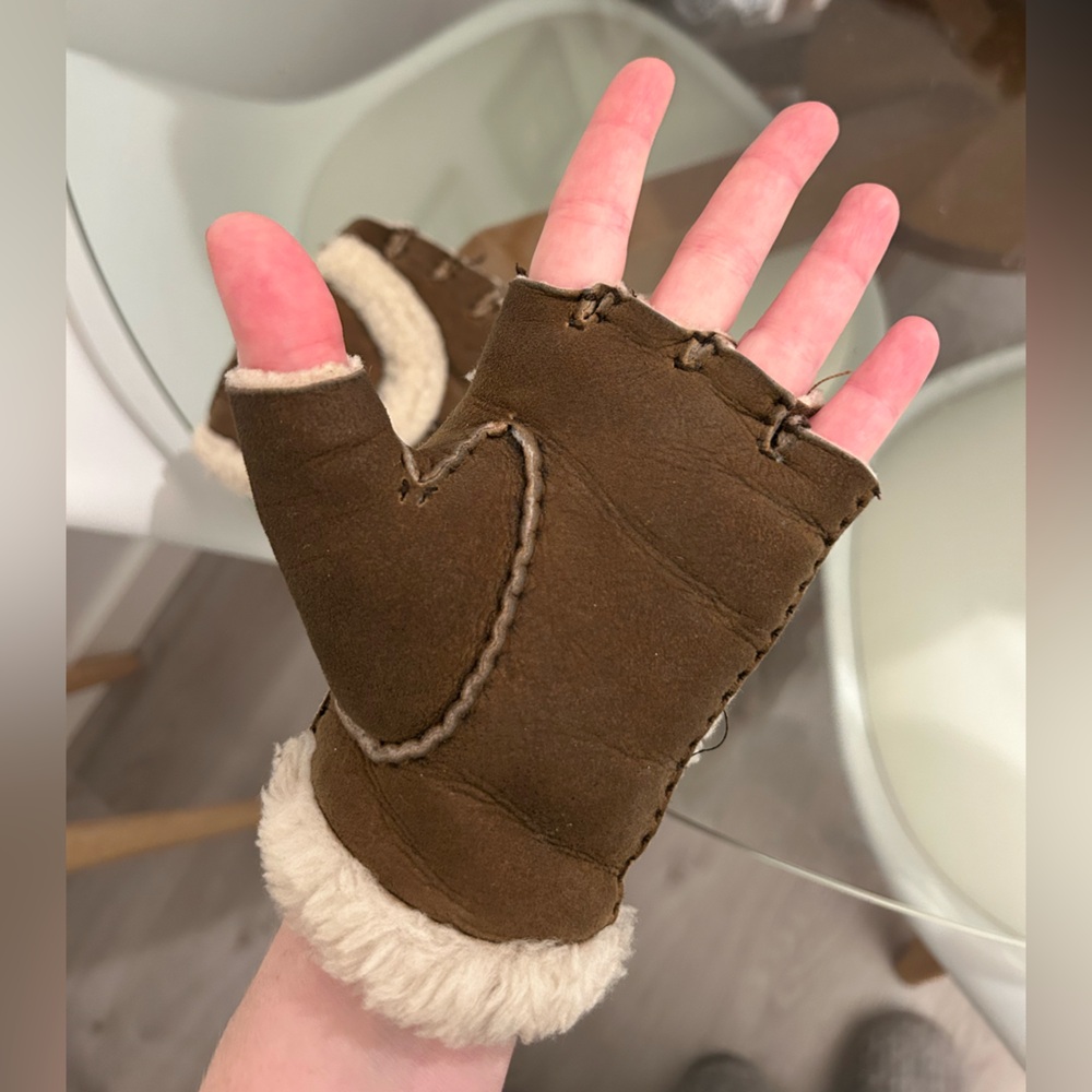 UGG Brown Mittens women’s M - Picture 6 of 6